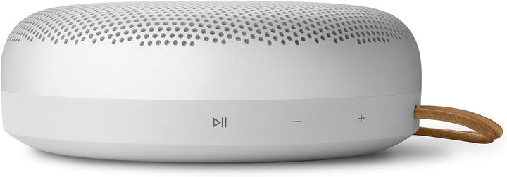 Bang & Olufsen Beosound A1 (generația a 2-a) - Difuzor Bluetooth portabil fără fir, rezistent la apă IP67, cu sunet la 360 de grade, asistent vocal Alexa și difuzor, durată de viață a bateriei 18 H - Grey Mist