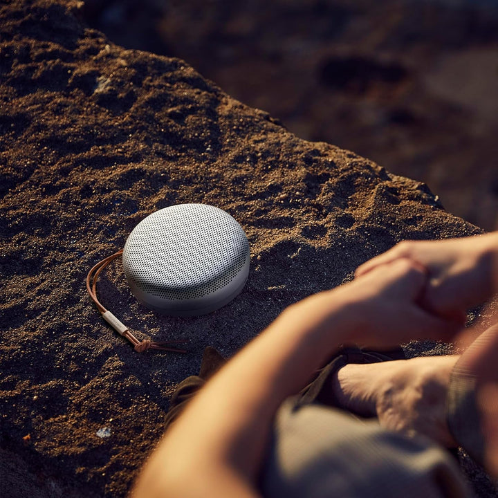 Bang & Olufsen Beosound A1 (generația a 2-a) - Difuzor Bluetooth portabil fără fir, rezistent la apă IP67, cu sunet la 360 de grade, asistent vocal Alexa și difuzor, durată de viață a bateriei 18 H - Grey Mist