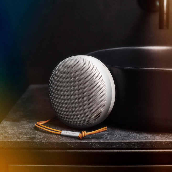 Bang & Olufsen Beosound A1 (generația a 2-a) - Difuzor Bluetooth portabil fără fir, rezistent la apă IP67, cu sunet la 360 de grade, asistent vocal Alexa și difuzor, durată de viață a bateriei 18 H - Grey Mist