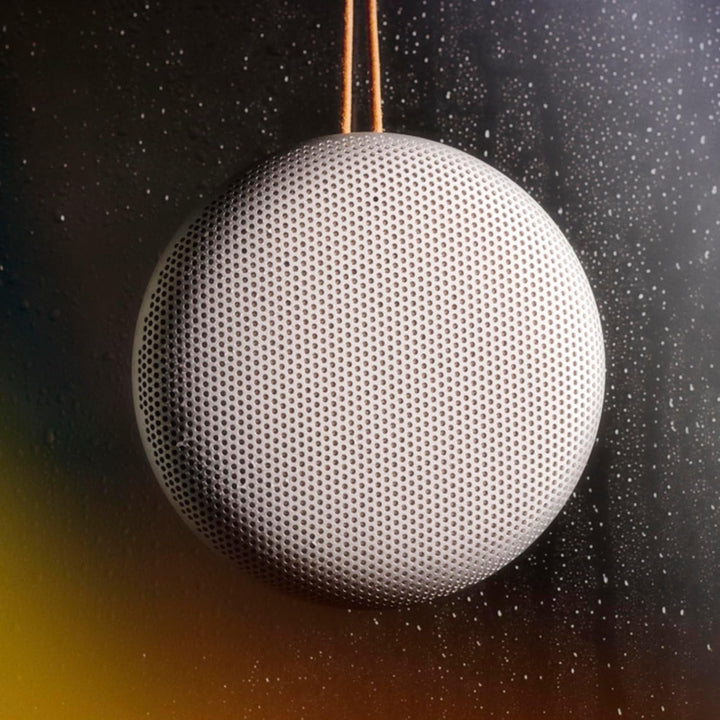 Bang & Olufsen Beosound A1 (generația a 2-a) - Difuzor Bluetooth portabil fără fir, rezistent la apă IP67, cu sunet la 360 de grade, asistent vocal Alexa și difuzor, durată de viață a bateriei 18 H - Grey Mist