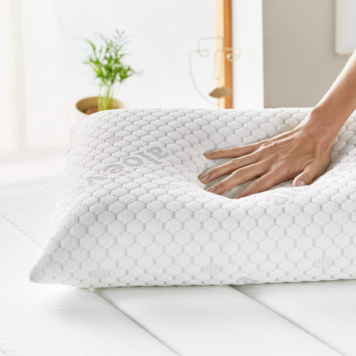 Pikolin Home - Pernă viscoelastică cu tratament cu Aloe Vera și fermitate medie, cu fire argintii și husă dublă, care oferă relaxare și confort.
